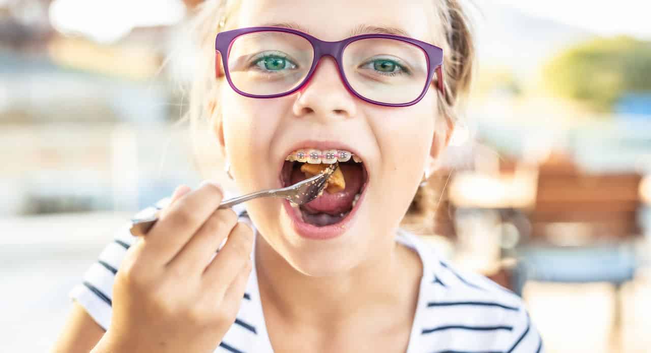 child with toothache against brick background